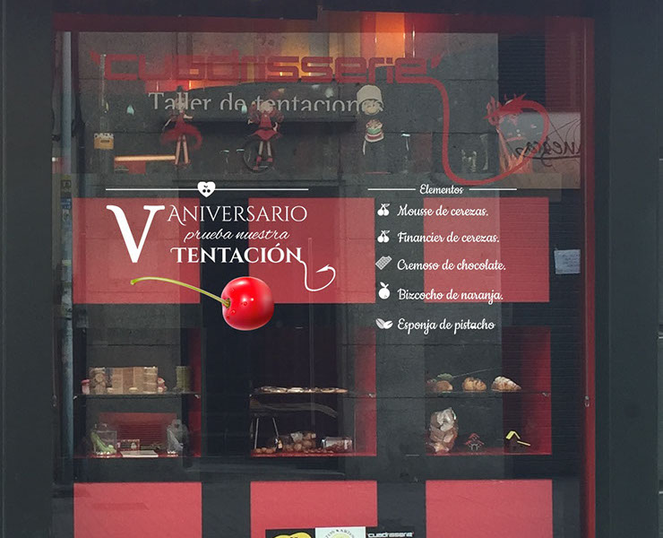 Vinilo decorativo motivo quinto aniversario, pastelería gourmet en Zamora